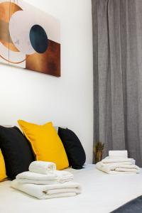 - un lit avec 2 piles de serviettes dans l'établissement Golden Nest Padova, à Padoue 14 autres photos