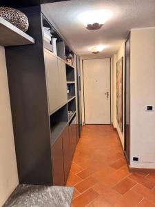 un corridoio di una camera con un hallwayasteryasteryasteryasteryasteryasteryasteryasteryasteryasteryasteryasteryasteryasteryasteryasteryasteryasteryasteryasteryasteryasteryasteryasteryasteryasteryasteryasteryasteryasteryasteryasteryasteryasteryasteryasteryasteryasteryasteryasteryasteryasteryasteryasteryasteryasteryasteryasteryasteryasteryasteryasteryasteryastersteryaster di Royal Penthouse a Milano Altre 7 foto