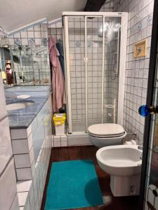 un bagno con wc, lavandino e doccia di Royal Penthouse a Milano