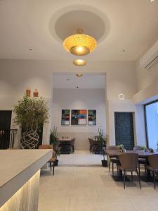 Baghdad Business Hotel - فندق اعمال بغداد في بغداد: لوبي به طاولات وكراسي وثريا