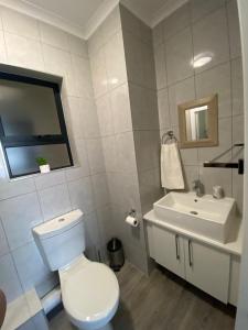 Et badeværelse på Coastal Apartments