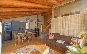 Maison Clavon في Verrayes: غرفة معيشة بها أريكة وطاولة