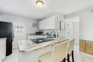 Kuchyň nebo kuchyňský kout v ubytování Blissful Beach Retreat D + 6 fotografií