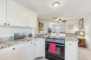 Kuchyň nebo kuchyňský kout v ubytování Blissful Beach Retreat D