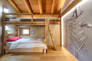 Maison Clavon في Verrayes: غرفة نوم مع سريرين بطابقين في كابينة