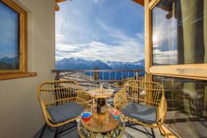 Maison Clavon في Verrayes: طاولة وكراسي على شرفة ذات إطلالة +9 صور