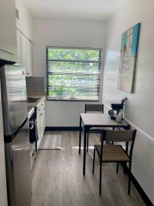 OCEANS 735 of DEERFIELD BEACH في ديرفيلد بيتش: مطبخ صغير مع طاولة وثلاجة