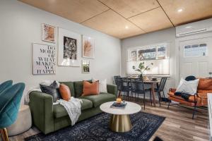 Χώρος καθιστικού στο The Bedrock Modern Charm Fire Pit Downtown