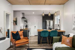 Η κουζίνα ή μικρή κουζίνα στο The Bedrock Modern Charm Fire Pit Downtown