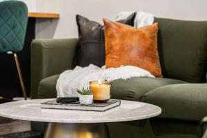 Χώρος καθιστικού στο The Bedrock Modern Charm Fire Pit Downtown