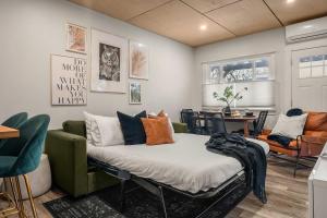 Χώρος καθιστικού στο The Bedrock Modern Charm Fire Pit Downtown +29 φωτογραφίες