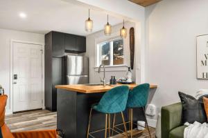 Η κουζίνα ή μικρή κουζίνα στο The Bedrock Modern Charm Fire Pit Downtown