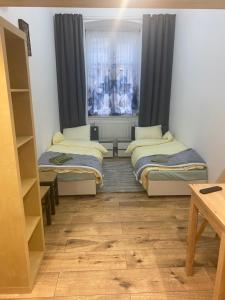 Giường trong phòng chung tại Pokoj z antresolą