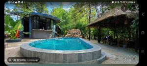 贡布Moonstone的一座带小屋的庭院内的游泳池