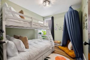 ドラムヘラーにあるFossil Flats 3BR Designer Home in Centre of Townのベッドルーム1室(白い二段ベッド1組付)