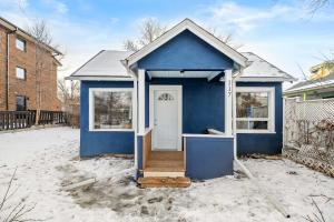 ドラムヘラーにあるFossil Flats 3BR Designer Home in Centre of Townの雪の白い扉のある青い家