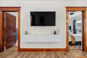 ドラムヘラーにあるFossil Flats 3BR Designer Home in Centre of Townのリビングルーム(白いキャビネット、壁掛けテレビ付) +36枚の写真