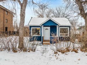 ドラムヘラーにあるFossil Flats 3BR Designer Home in Centre of Townの雪の白い扉のある青い家