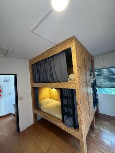 Travesia Sur Hostel في إل بولسون: غرفة مع سرير بطابقين في غرفة