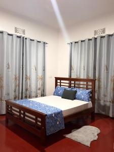 En eller flere senge i et værelse på Jambo Kili House