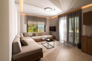 a living room with a couch and a table at Casa Siva in Sívas