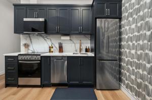 O bucătărie sau chicinetă la Casa Hotels McCaul- Queen Suite w Netflix & AC