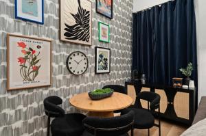 O zonă de relaxare la Casa Hotels McCaul- Queen Suite w Netflix & AC