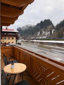 a bar with a table and a view of a track at Wohnung in Hüttau in Sonnberg