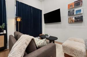 Un televizor și/sau centru de divertisment la Casa Hotels McCaul- Queen Suite w Netflix & AC +25 fotografii