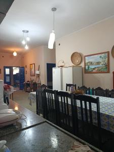 São Gonçalo do AmaranteにあるCasa"Taíba Beach House"のテーブルと冷蔵庫のあるリビングルーム