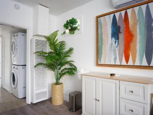 Billede fra billedgalleriet på Big gated yard, Work play room, King bed i Simi Valley