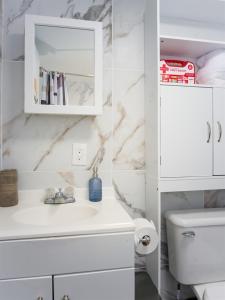 Et badeværelse på Big gated yard, Work play room, King bed