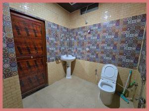 ein Badezimmer mit Toilette und Waschbecken in der Unterkunft Boutique Tribhuwan Hill View Hotel Free Wifi and Parking Facilities - Best Services - Prime Location- Premium Hotel In Ranikhet in Rānīkhet