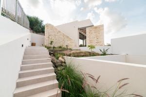 a staircase leading up to a white house at Casa Siva in Sívas