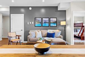 Et opholdsområde på Tranquil 2BR Golden Oasis BBQ, Balcony, MTN Views