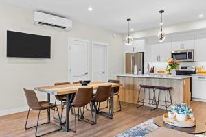 Køkken eller tekøkken på Tranquil 2BR Golden Oasis BBQ, Balcony, MTN Views