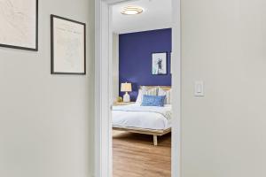 En eller flere senge i et værelse på Tranquil 2BR Golden Oasis BBQ, Balcony, MTN Views