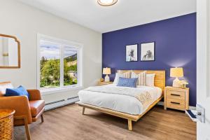 En eller flere senge i et værelse på Tranquil 2BR Golden Oasis BBQ, Balcony, MTN Views + 41 billeder