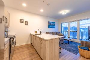 Kuchyň nebo kuchyňský kout v ubytování Modern 2BR in Golden w/ Stunning MTN Views!