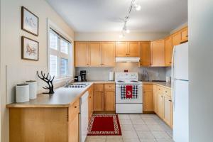 Η κουζίνα ή μικρή κουζίνα στο Cozy 2 BR Condo plus Gym with Stunning Mountain View