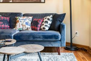 Χώρος καθιστικού στο Cozy 2 BR Condo plus Gym with Stunning Mountain View