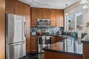 Η κουζίνα ή μικρή κουζίνα στο Mountain View Retreat Elegant 3BR condo with Gym