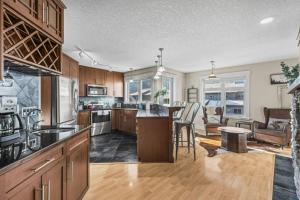 Η κουζίνα ή μικρή κουζίνα στο Mountain View Retreat Elegant 3BR condo with Gym