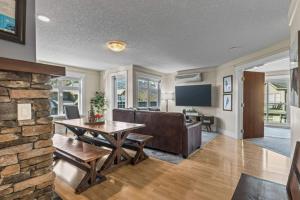 Μια τηλεόραση ή/και κέντρο ψυχαγωγίας στο Mountain View Retreat Elegant 3BR condo with Gym +48 φωτογραφίες