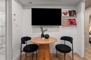 TV a/nebo společenská místnost v ubytování Casa Hotels McCaul- Central New Basement Suite