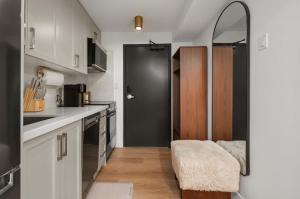 Kuchyň nebo kuchyňský kout v ubytování Casa Hotels McCaul- Central New Basement Suite