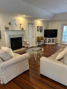 un soggiorno con 2 divani bianchi e un camino di Back Creek, Winchester, VA a Winchester