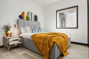 Ένα ή περισσότερα κρεβάτια σε δωμάτιο στο Splendid Mountain View 2BR Condo with Pool and Hot Tub