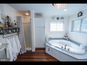 bagno bianco con vasca e finestra di Back Creek, Winchester, VA a Winchester Altre 41 foto
