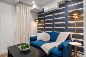 Posezení v ubytování Casa Hotels McCaul- Central New Basement Suite